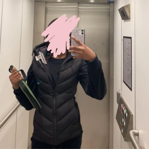 Svart Zara väst - Säljer denna svarta Zara västen som är perfekt till våren pågrund av att den inte kommer till användning mer. Västen har luva och även två fickor med dragkedja, och den har inga skador. För mer frågor eller bilder kom privat💕