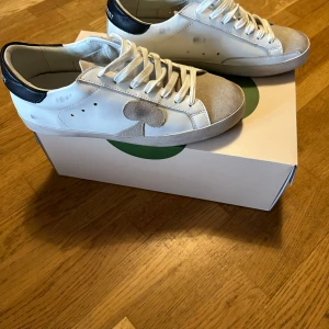 The Gallerist skor limited edition  - The gallerist skor, köpte första droppet finns inte denna design mer, köpte för 2500. Näst intill helt oanvända. Säljer för 2100