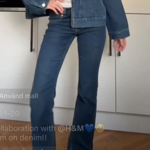 Mörkblå jeans - Supersnygga low waist bootcut jeans som är slutsålda. Samma som Filippa montan har på första bilden. Lite annan färg dock. Men tyvärr lite för korta på mig, jag är 170❣️