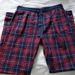 Pyjamasbyxor - Kappahl pyjamasbyxor. Köpte på Plick och är oanvända av mig och den tidigare ägaren. Nyskick, storlek S 🎀🎀❤️