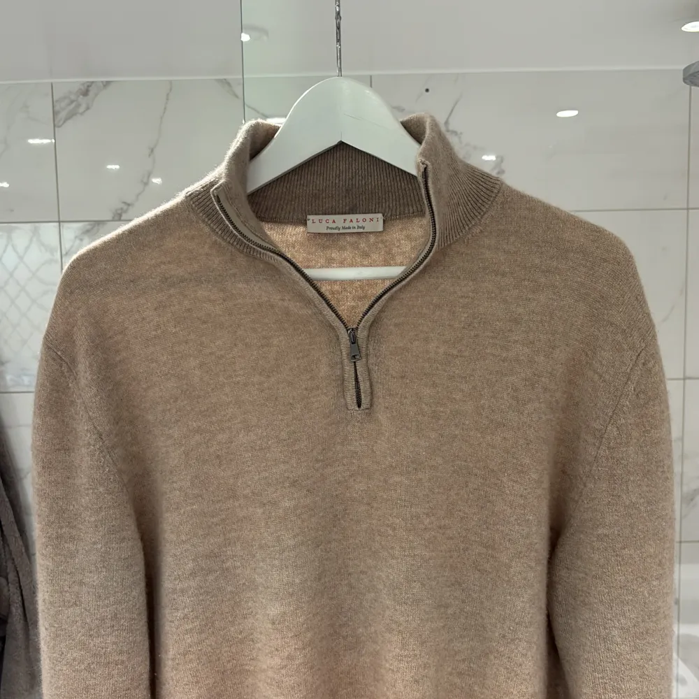 Luca faloni half zip 100% kashmir, nypris 4000kr, mycket bra skick . Neuletakit & Villapaidat.