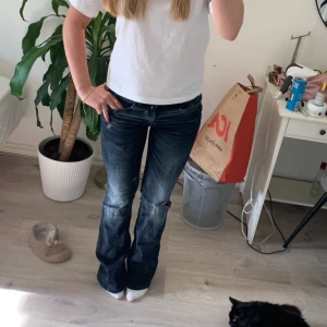 Diesel jeans - Köptes på plick,skriv för exakta mått eller andra frågor❤️Obs. Mellan benen har jag sytt ihop ett tidigare litet hål och tyget på baksidan har blivit tunnt men det kan man fixa genom att patcha❤️dem är 36/37 cm tvärs över