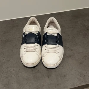 Valentino open navy  - Tja, säljer dessa Valentino Open navy. Storlek 43,5. Skick 8,5/10. 