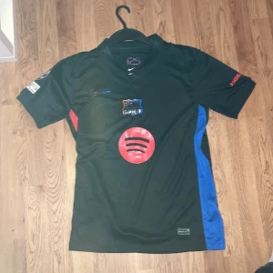 Barcelona borta tröja 24/25 - Lamine yamal storlek s