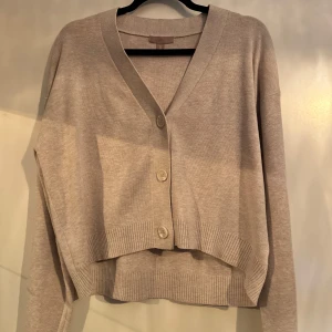 Beige kofta med knappar - Jättefin kofta från hm som inte kommer till användning. Använd fåtal gånger.