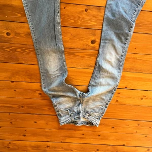 Vintage lowwaist jeans - Snygga blå jeans från Lee med en vintage design.. De har en snyggl passform och är tillverkade i jeansmaterial. Perfekta!