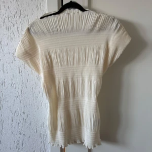 Vit ribbad blus - Säljer en stilren vit ribbad blus från Wera, knappt använd🌸