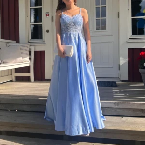 Ljusblå långklänning från JJ's House - Ljusblå balklänning som bara används i några timmar!Perfekt till skolbalen! Specialsydda mått och har tyvärr inte kvar exakta måtten men jag är 160 cm lång och passade mig perfekt med små klackar. Skulle säga att den passar någon som är en xs eller s❤️ Kan försöka fixa bättre mått på tex bysten om det önskas!