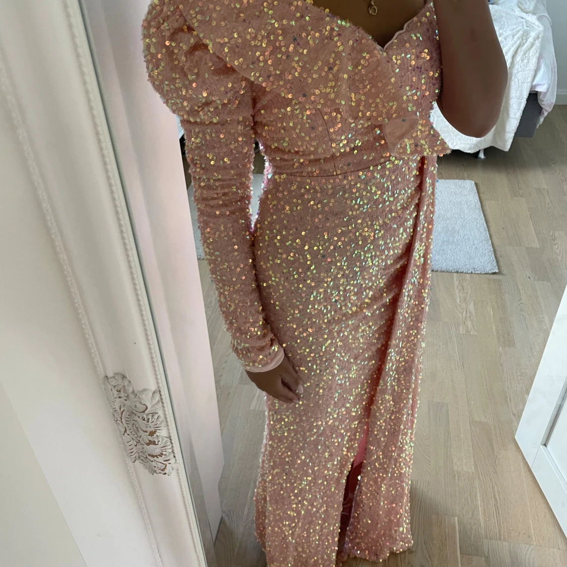 Glittrig rosa långklänning med slits - 1