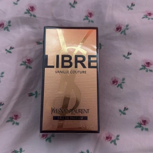 YSL Libre Vanille Couture 50ml limited edition  - En helt ny flaska som ör oöppnad och helt ny från Kicks, den är limited edition ysl parfym som doftar exkra  vanilla, Stilren och lyxig Eau de Parfum från YSL, Libre Vanille Couture. Perfekt storlek på 50ml, passar dig som vill ha något exklusivt och trendigt i din samling. Og pris är runt 1600, det går ej diskutera om priset.