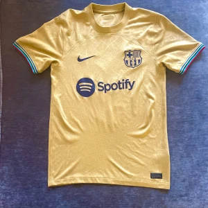 Fotbolls tröja, FC Barcelona bortaställ 22/23  - Använd fåtal gånger, Storlek xs men funkar även om man har S. Skriv till mig för mer frågor! 