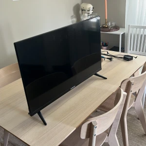Andersson LED3245FHDA 32" LED-TV - Andersson LED3245FHDA 32-tums LED-TV i gott skick. Utrustad med HDMI, VGA, LAN och AV-ingångar. Perfekt som extra TV till sovrum eller kök. Inga synliga repor eller skador på skärm eller ram. Strömkabel och fötter medföljer.