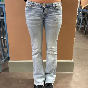 Ljusblå bootcut jeans Cheap Monday - Säljer ett par ljusblå jeans från Cheap Monday med bootcut passform. Jeansen har klassisk femficksdesign, låg midja och en snygg tvätt med slitningar framtill. Jag är 162cm