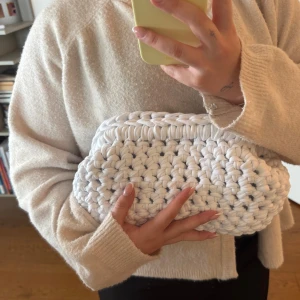 Virkad clutch - Handgjord virkad clutch som är gjord med lite mer chunky garn🌸💕