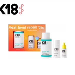 K18 next-level repair trio kit - K18 next-level repair trio innehåller tre produkter i vita och färgglada förpackningar: Peptide Prep schampo, leave-in molecular repair hair mask och molecular repair oil. Helt oöppnad. Ordinarie pris: 1200kr