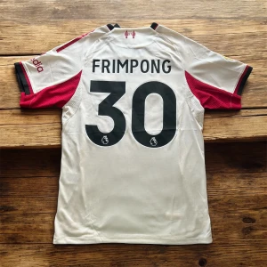 Frimpong Liverpool tröja 25/26 - Frimpong Liverpool tröja 25/26 | Storlek M | Skicket är 10/10 Helt ny med tagsen kvar | Player version | Skriv vid frågor eller funderingar 