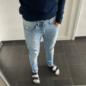 Dondup George - Dondup George Jeans! Trendigaste jeansen på marknaden. Skick = 9,5/10 Nypris = 4000 kr 💸 Säljs för = 899 kr