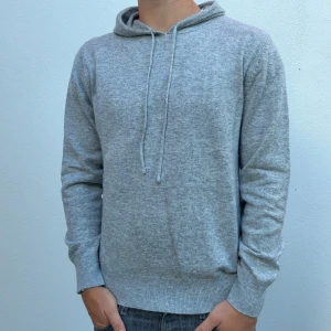 Kashmir/Merino hoodie - Ljusgrå Kashmir/Merino hoodie | Storlek S | Modellen är 177cm | Endast testad, därför nyskick utan defekter | Längden på snörerna går att justera | Hör av dig vid frågor🌟
