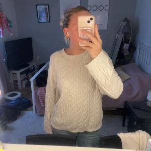 Stickad tröja - Stickad krämvit tröja från lager 157. Med lite mönster.  bekväm och använd ett fåtal gånger.