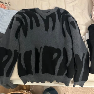 1 outfit. - Snygga Gina Tricot kostym byxor låg midja med snygg stickat tröja. Byxor L stickad tröja M