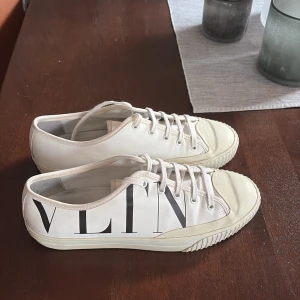 Valentino sneakers - Fynda ett par super snygga Valentino sneakers för endast 1299:-🤑👟 Endast skorna medföljer. Skicket beskrivs som 8.5/10 och passar bra till till aktuell sesång. Tveka inte på att höra av dig vid ytterligare frågor eller funderingar!💛