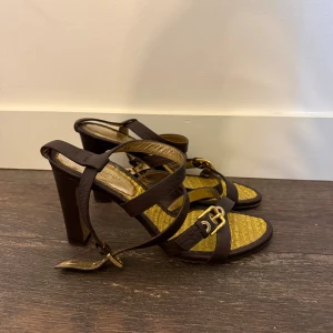 Dolce & Gabbana  klackskor - Säljer nu ett par Dolce & Gabbana klackskor. De är i bra skick se bilder. Men dem har varit använda