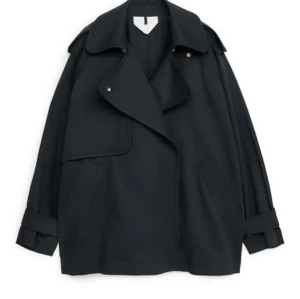 Svart oversized trenchcoat - Svart trenchcoat från arket. Endast använd ett fåtal gånger. Nypris 1290kr. Storlek XS men passar mig som vanligtvis vill ha M i jackor då den är oversized