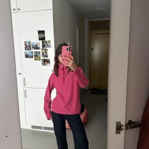 Randig fleece - Vintage fleece! Färgen är mer åt det cerice/röda hållet:) supersöt till hösten! 