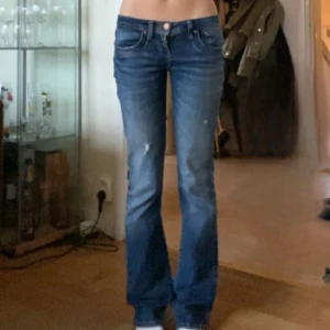 Blå bootcut jeans med små slitningar - Säljer ett par blå bootcut jeans med snygga slitningar på låren och knäna. Jeansen är från ltb valerie. Säljer dem för de inte kommer till användning och de är lite för stora för mig, 25 midja 32 i längden, passar mellan 160-167 ungefär skulle ja säga, pris går att diskutera!💗💗