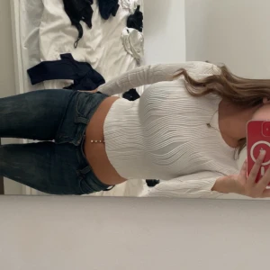 Vit ribbad långärmad topp - Säljer en vit långärmad topp med ribbade vågiga detaljer. Aldrig använd!!🤍