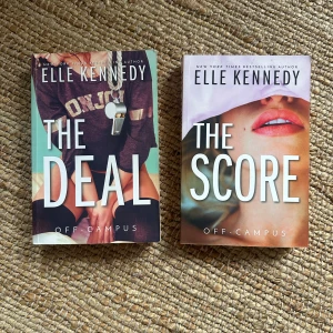 The Deal / The Score (Off-Campus) - Två populära böcker ur Off-Campus-serien av Elle Kennedy. Perfekta för dig som gillar romantik och spänning i college-miljö. Omslagen utstrålar ungdomlig energi och flirtig stämning – ett måste för unga vuxna som vill ha underhållande läsning. Båda för 100kr💕