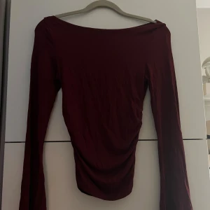 Båtringad långärmad topp - Fin vinröd båtringad topp från ginas soft touch kollektion, endast använd en gång så den är i fint skick! 