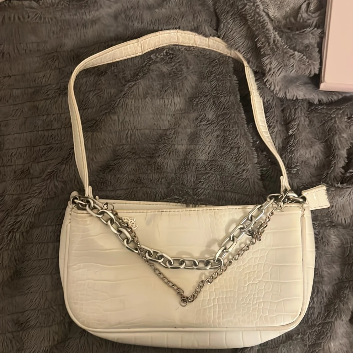 Vit axelväska med kedjedetalj