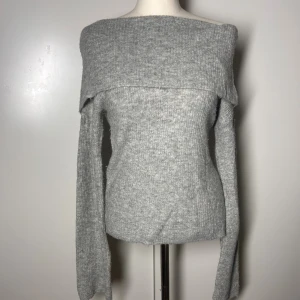 Stickad off shoulder tröja bikbok wool blend  - Stickad off shoulder tröja i storlek xs men passar även s. Längre i ärmarna.  Wool blend.  Köp sker via köp nu, jag postar inom 24h. Kvar tills markerad såld