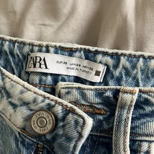 Ljusblå raka tall jeans från Zara - Jeans från zara, långa för 167 cm, den är använd men superfin på🌸