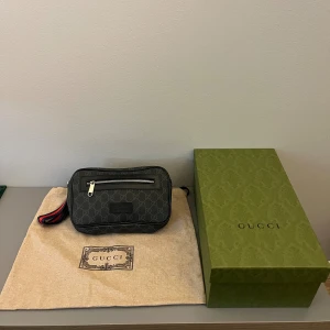 GG väska - En svart GG väska som funkar perfekt till vardagen. OBS pris kan diskuteras!