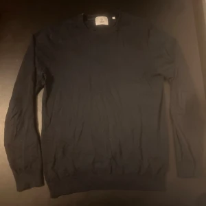 Marinblå stickad tröja från Bläck - En klassisk mörkblå stickad tröja från Bläck i storlek S. 