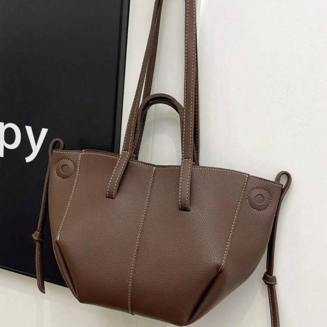 Brun axelväska i skinn med detaljer