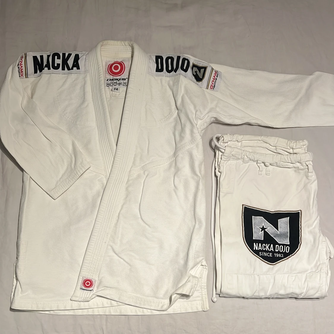 Vit jiu-jitsu gi från Chokem Nacka Dojo