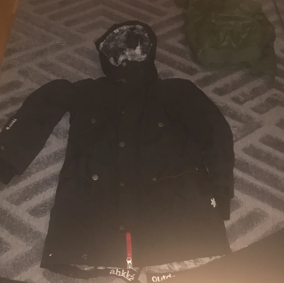 Svart parkasjacka från Áhkká med huva