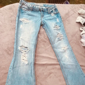 Lågmidjade slitna jeans från Hollister - Skiiitsnygga hollister jeans med låg midja och med hål , super trendiga !! ☺️