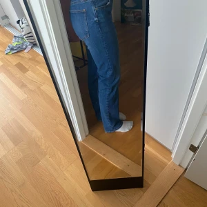 Esprit 514 blå jeans straight fit - Säljer ett par klassiska blå esprit 514 jeans med straight fit och normalhög midja. Jeansen har fem fickor, snygga kontrastsömmar och är tillverkade i slitstarkt denim. Perfekta för dig som gillar en tidlös och clean look.
