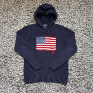 Ralph lauren stickad usa hoodie - Säljer denna rikigt feta Ralph lauren flag hoodien!⭐️Storlek: XL 14-16 barn vilket passar S/XS !🙌 NYPRIS = 5000kr!👍Skick : 9,5/10! Hör gärna av er om ni har funderingar!🤝