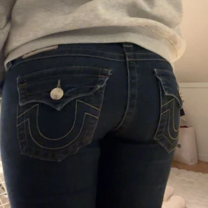 True religion joey low rise  - Säljer mina true religion för tycker inte riktigt att dom passar mig, dom är i storlek 27. Dom är slutsålda. Inga defekter💕