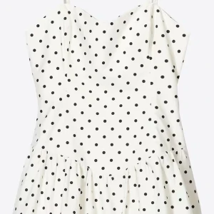 Prickig klänning - Snygg prickig klänning från bershka💞 Använd fåtal gånger så i mycket fint skick! Skriv privat för bilder på