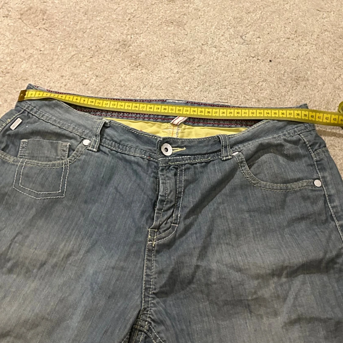 Grå jeansshorts med broderade fickor - 3