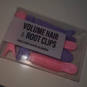 Volume Hair Root Clips 6 pcs - Få volym i håret med dessa Volume Hair Root Clips. Förpackningen innehåller 6 st clips i rosa och lila färger, perfekta för att lyfta hårrötterna. Produkten är knappt använt