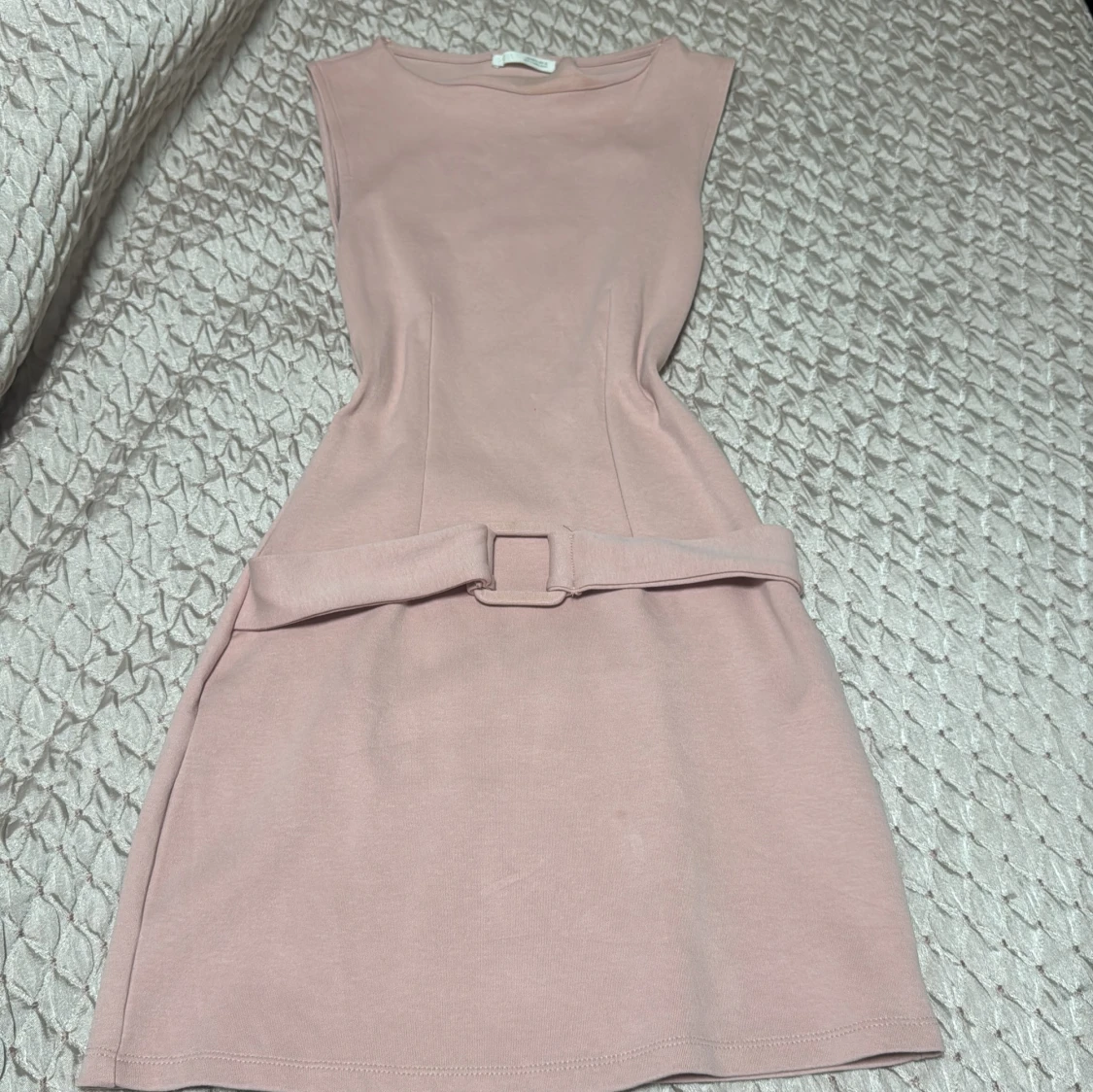 Ljusrosa klänning med bälte från Zara