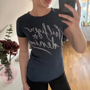 T-shirt från Tommy Hilfiger - T-shirt från Tommy Hilfiger med tryck💙Använd några gånger men inga större tecken på användning💙Skriv vid frågor🥰