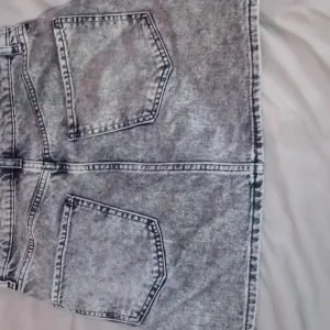 Jeans kjol - Grå jeans kjol använt få gånger.